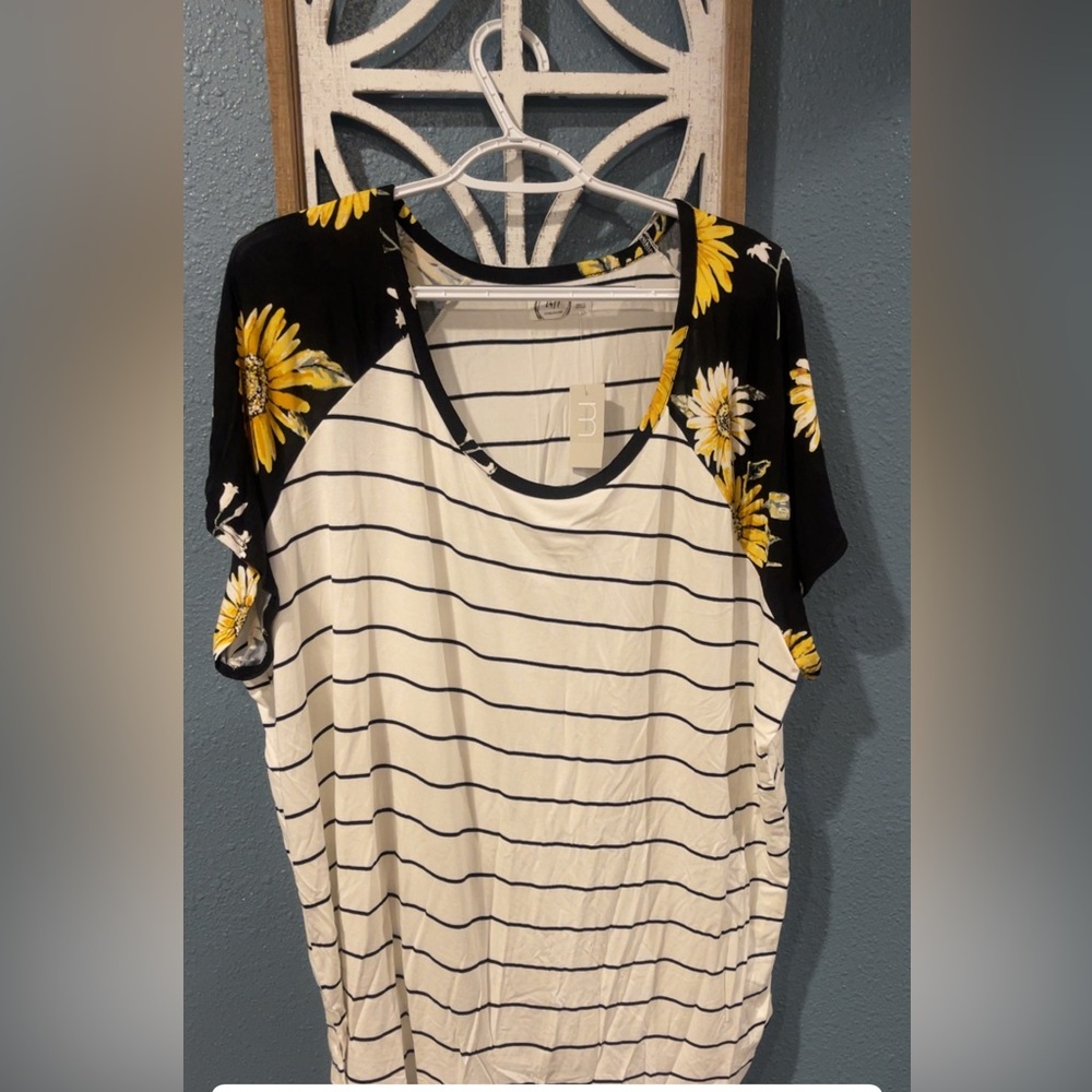 Maurices White Cream Short Sleeve Relaxed Tee